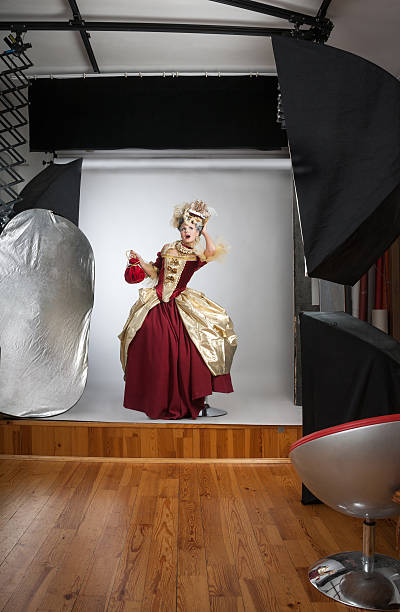 스튜디오 photoshooting 아름다운 여자 - baroque style flash 뉴스 사진 이미지