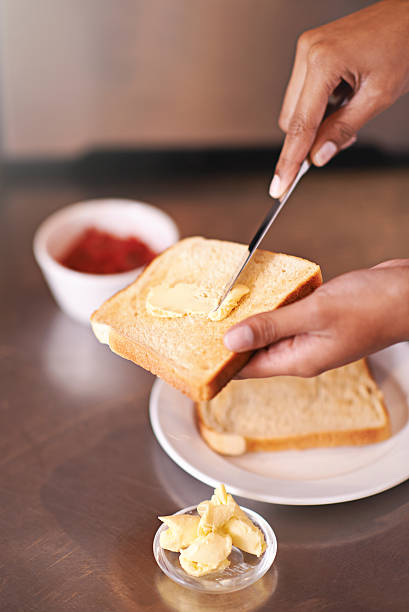 diffusione su alcuni loro bontà - butter margarine fat bread foto e immagini stock