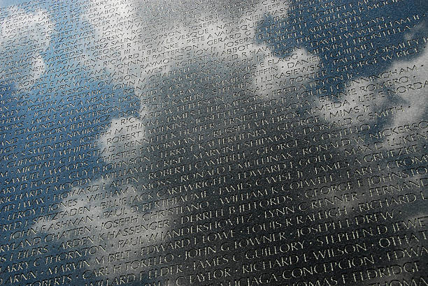 мемориал ветеранов вьетнама и отражение облаков - washington dc monument sky cloudscape стоковые фото и изображения