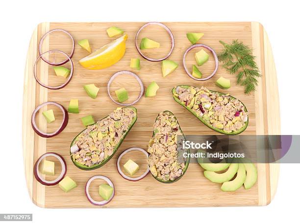 Abacate Salada De Atum Fresco Na Tábua De Corte - Fotografias de stock e mais imagens de Abacate - Abacate, Almoço, Castanho