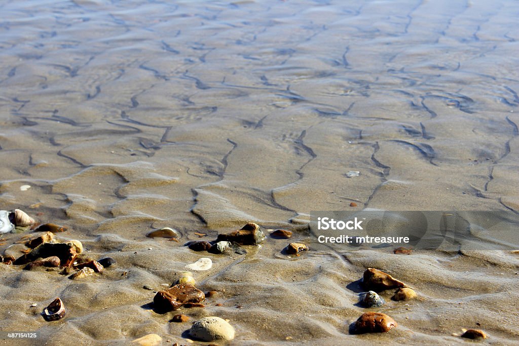 Immagine di schemi di sabbia sulla spiaggia, causato da mare - Foto stock royalty-free di Acqua