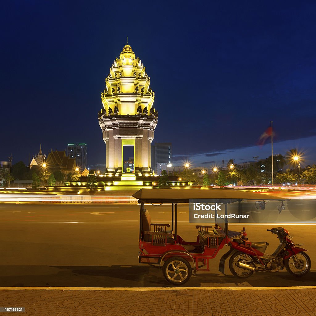 Monumento de la independencia a la noche - Foto de stock de Phnom Penh libre de derechos