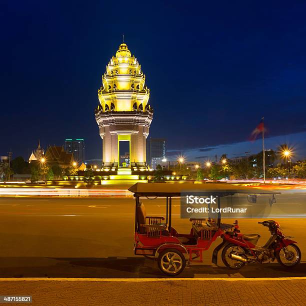 Monumento De La Independencia A La Noche Foto de stock y más banco de imágenes de Phnom Penh - Phnom Penh, Jinrikisha, Noche