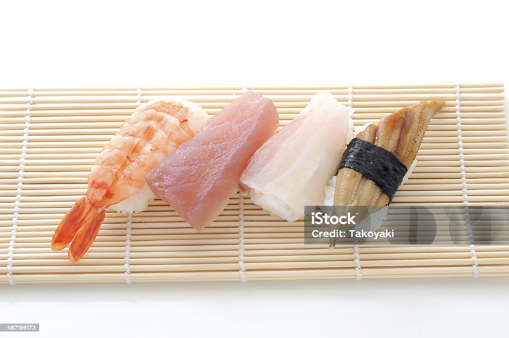 sushi isolado no fundo branco - Foto de stock de Almoço royalty-free
