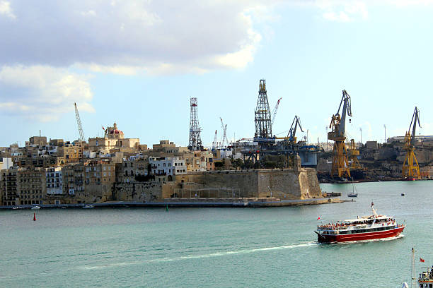 la valletta, malta - jetty mediterranean countries pier water stock-fotos und bilder