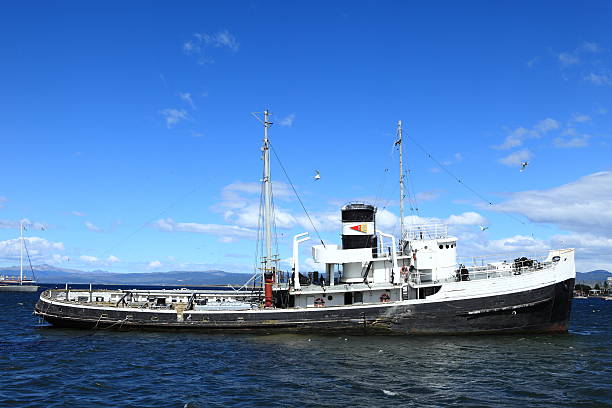 schiffswrack fischkutter w ushuaia argentinien - kutter zdjęcia i obrazy z banku zdjęć