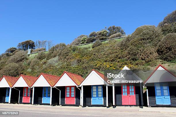 Immagine Di Colorate Dipinte Inglese Spiaggia Capanne Vicino Alla Scogliera - Fotografie stock e altre immagini di Baracca - Struttura edile