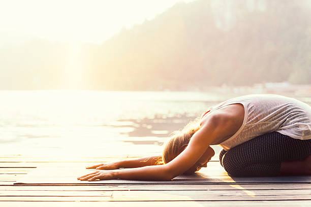 joga przez jezioro - posture women side view yoga zdjęcia i obrazy z banku zdjęć