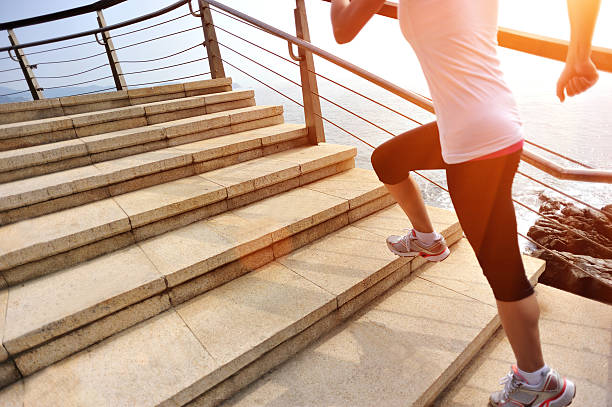 estilo de vida saudável mulher asiática em execução em escadas de pedra costeira - railing beautiful human leg people imagens e fotografias de stock