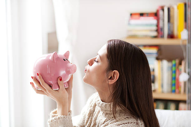 beijando piggy bank - cheep - fotografias e filmes do acervo