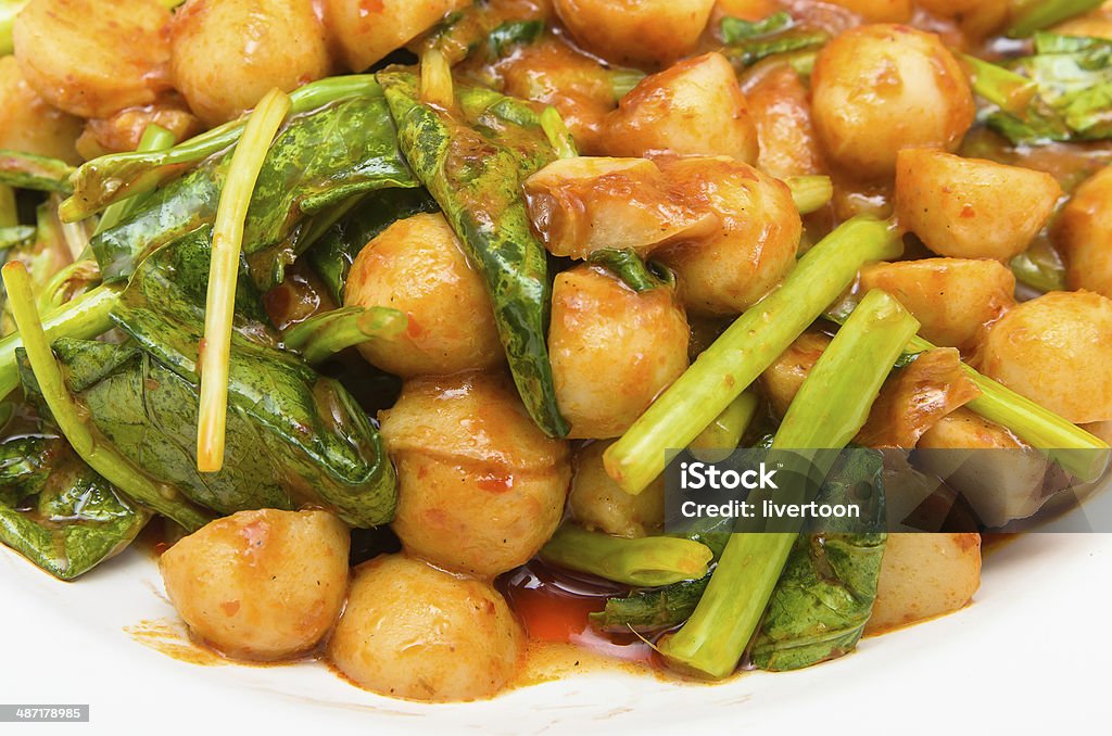 Peixe Frito bola e couve chinesa de carne com Molho de Pimenta em - Royalty-free Almoço Foto de stock