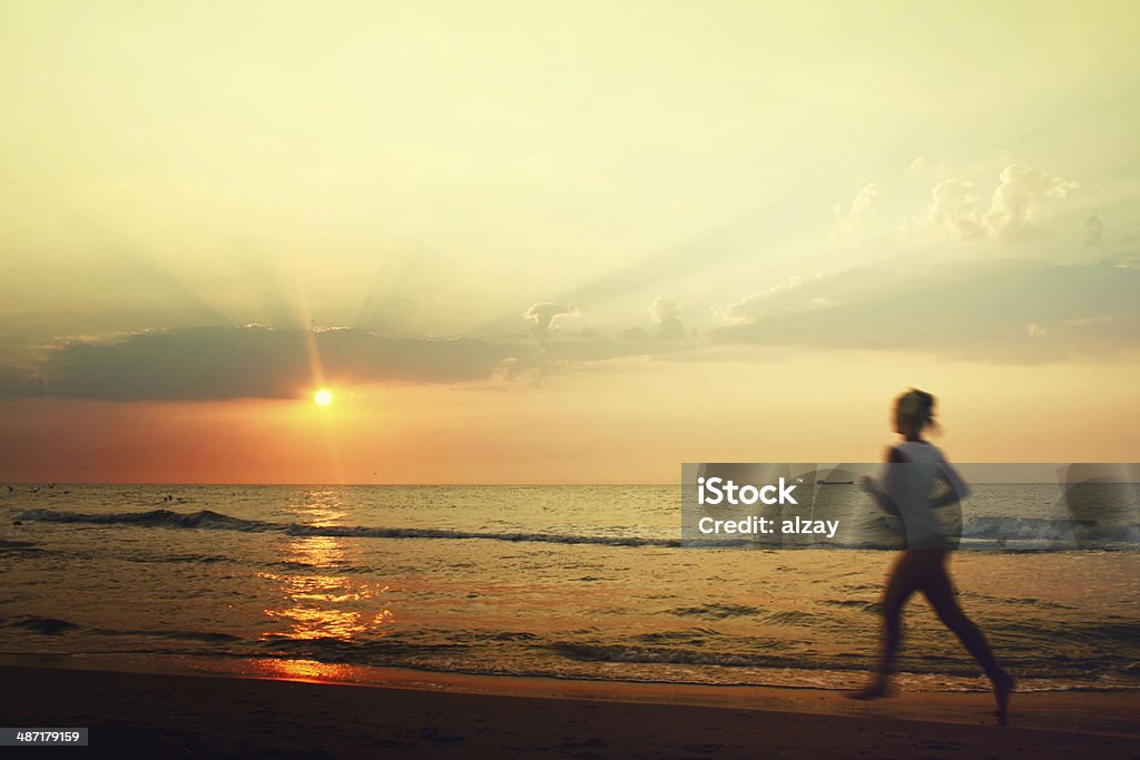 Elimine el estrés trotando en la playa - Foto de stock de Adulto libre de derechos