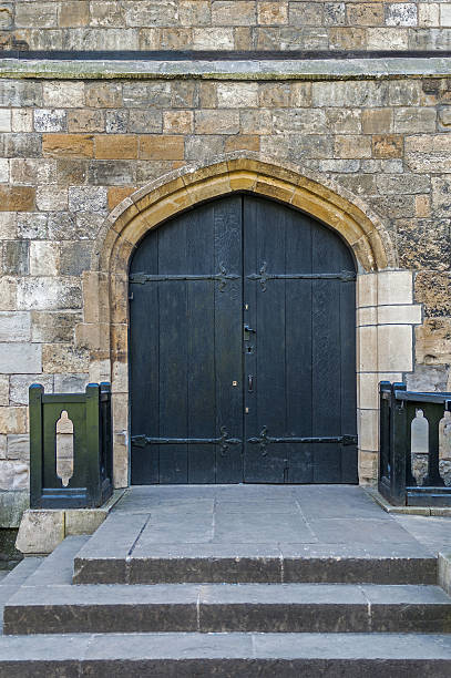 porte voûtée - doorstep door knocker door england photos et images de collection