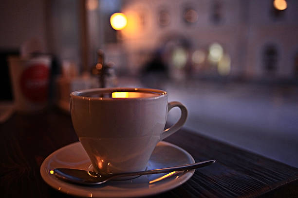 tasse à café et la théière intérieur du café, du thé et des ustensiles - in the evening photos et images de collection