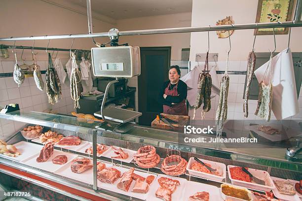 Stolze Butcher In Ihrem Geschäft Stockfoto und mehr Bilder von Hängen - Hängen, Metzgerei, Fleisch