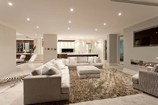 amplia sala de estar con un gran alfombra - wide house luxury residential structure fotografías e imágenes de stock