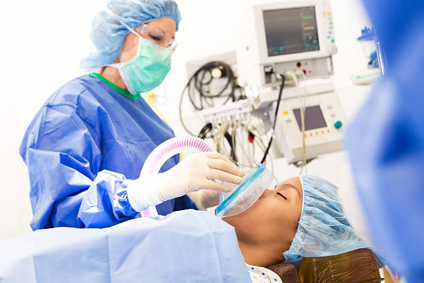 paciente que se los sedó por anestesista antes del procedimiento quirúrgico - anestesista fotografías e imágenes de stock