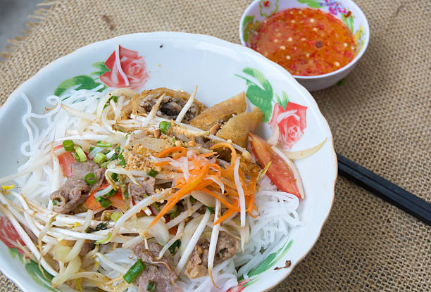 wietnamski makaron z wieprzowina i warzyw - bun salad ham rolled up zdjęcia i obrazy z banku zdjęć