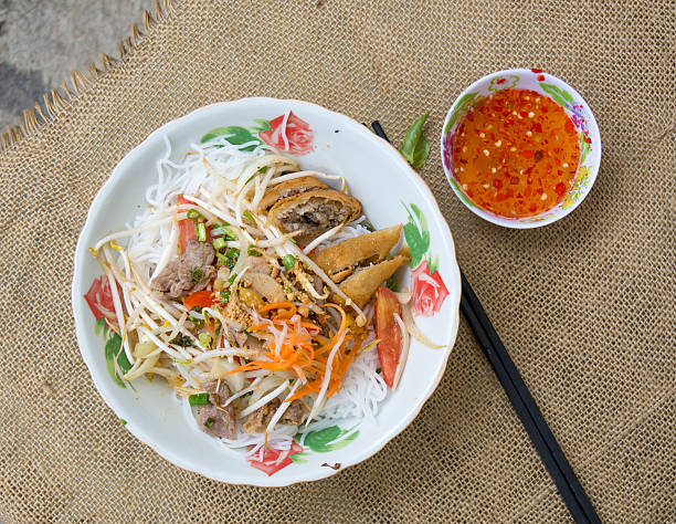 wietnamski makaron z wieprzowina i warzyw - bun salad ham rolled up zdjęcia i obrazy z banku zdjęć