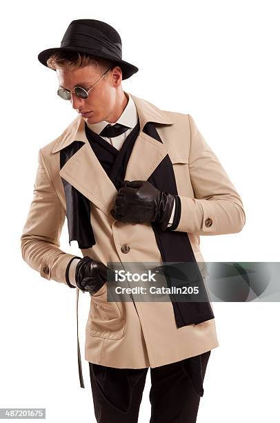 Elegante Detective In Posa Su Sfondo Bianco - Fotografie stock e altre immagini di Abbigliamento - Abbigliamento, Adulto, Alla moda