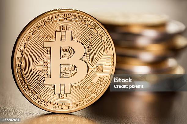 Bitcoins - Fotografie stock e altre immagini di Bitcoin - Bitcoin, Affari, Affari internazionali