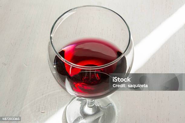 Glassof Красное Вино — стоковые фотографии и другие картинки Алкоголь - напиток - Алкоголь - напиток, Без людей, В стиле минимализма