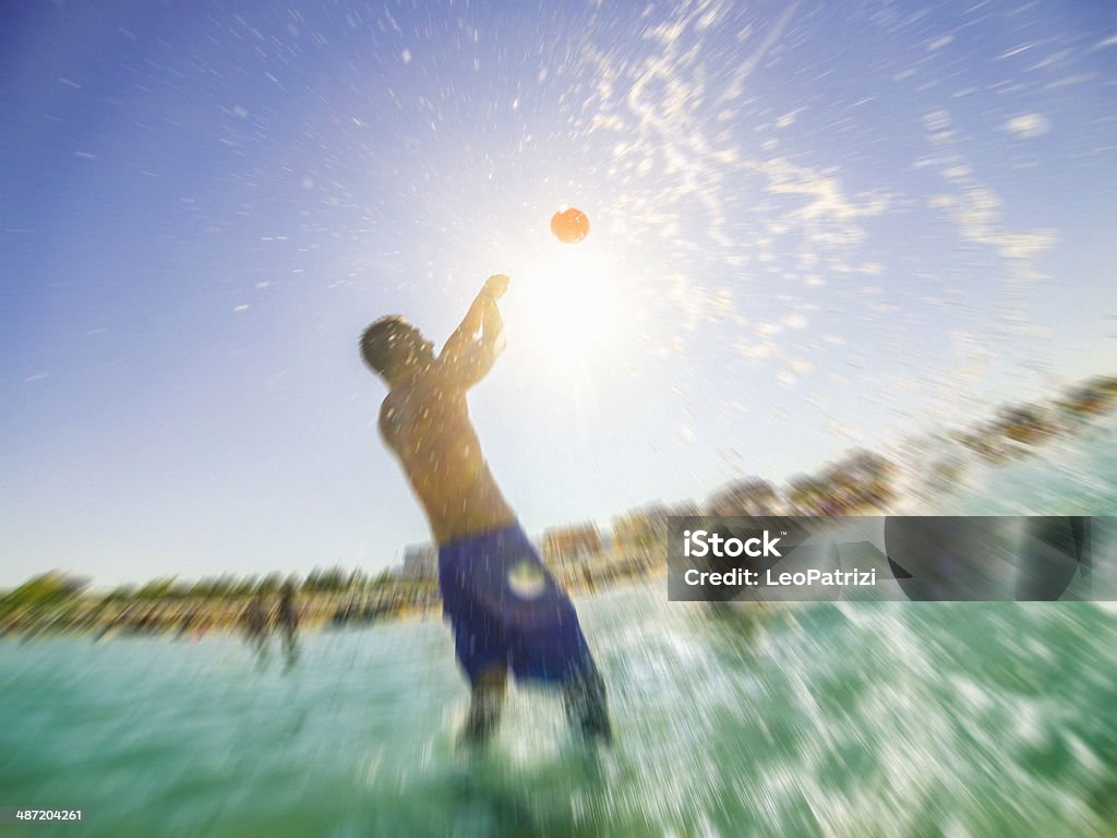 Pessoas Jogando e ondas do mar ondas na água - Royalty-free Ao Ar Livre Foto de stock