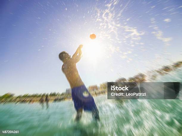 Pessoas Jogando E Ondas Do Mar Ondas Na Água - Fotografias de stock e mais imagens de Ao Ar Livre - Ao Ar Livre, Areia, Azul