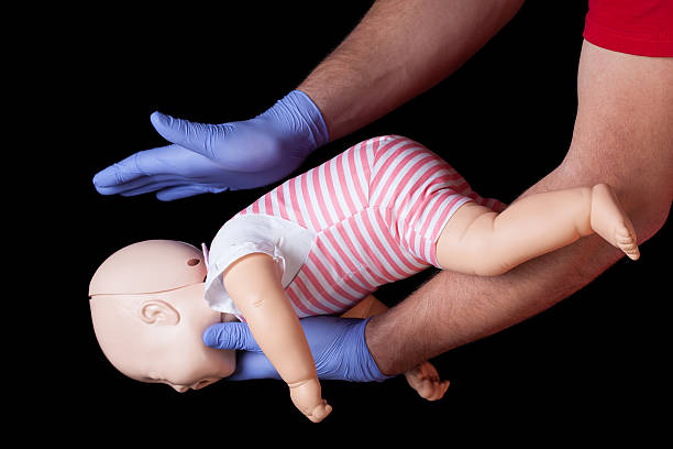 первая помощь для стягивания infant - gasping стоковые фото и изображения