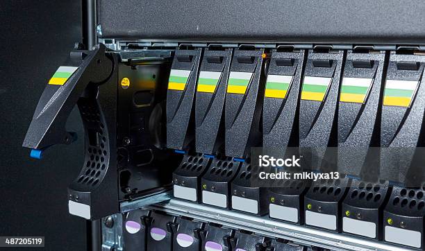 Sistema De Armazenamento No Data Center - Fotografias de stock e mais imagens de Disco Rígido - Disco Rígido, Drive - Atividade desportiva, Agressão