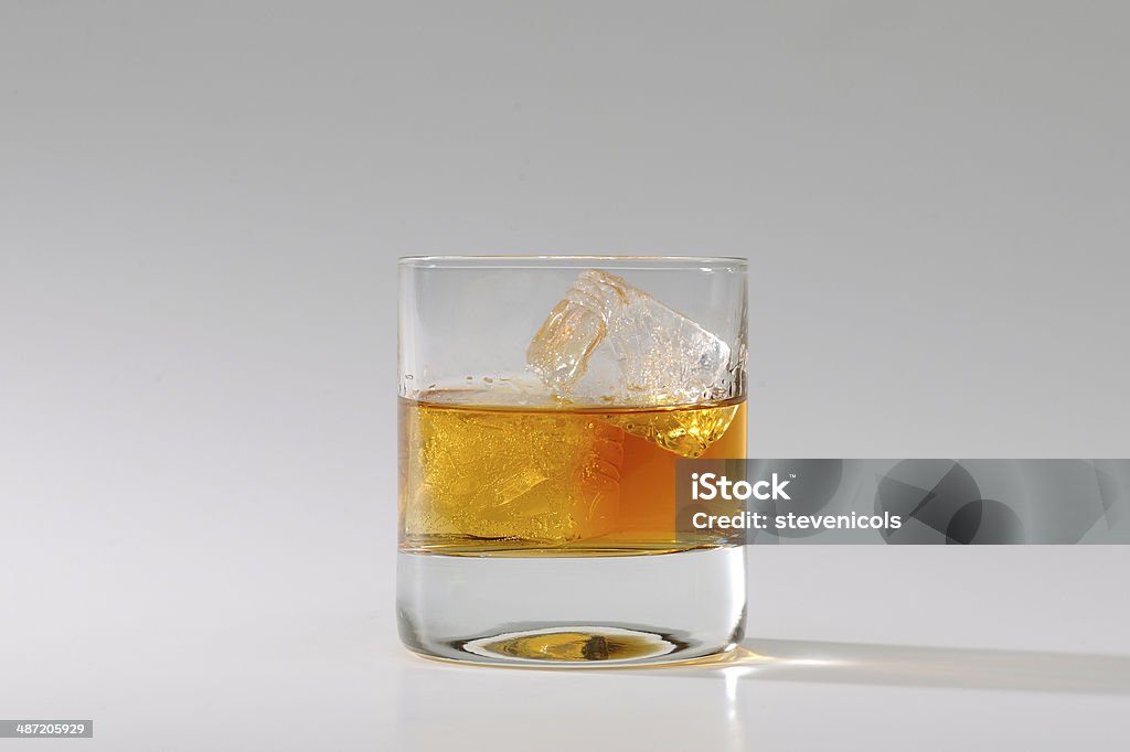 bicchiere con 위스키 - 로열티 프리 각얼음 스톡 사진