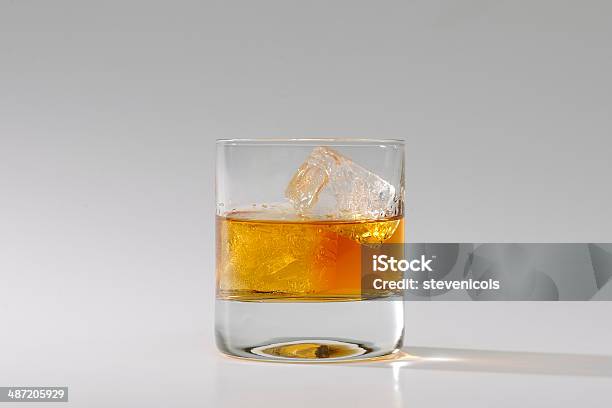 Bicchiere Con 위스키 각얼음에 대한 스톡 사진 및 기타 이미지 - 각얼음, 떠있는 얼음, 리큐어잔