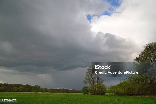 Nuvole Di Pioggia - Fotografie stock e altre immagini di Altocumulo - Altocumulo, Ambientazione esterna, Cielo