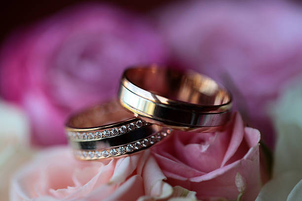 zwei hochzeit ringe mit blumen - cluster verlobungsringe stock-fotos und bilder