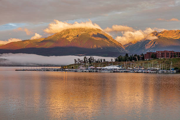 alba sul lago dillon e marina - lake dillon foto e immagini stock