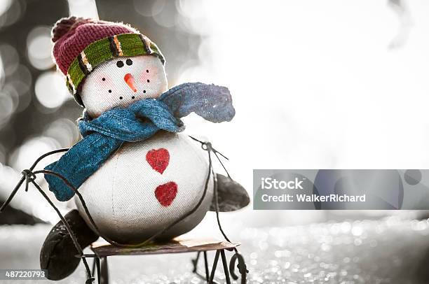 Trineo Con Muñeco De Nieve Foto de stock y más banco de imágenes de Agua helada - Agua helada, Aire libre, Bufanda