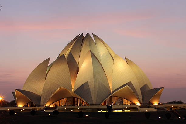 noite vista do templo de lótus - delhi imagens e fotografias de stock