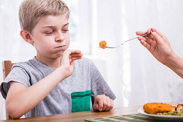 kind weigern zu essen abendessen - eating obsessive child toddler stock-fotos und bilder