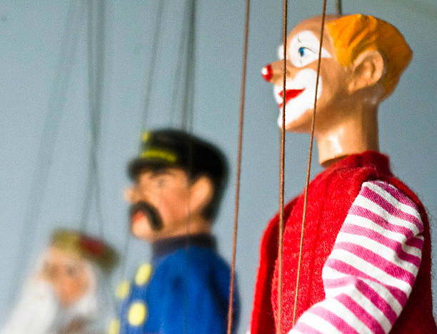 puppets en una cadena - clown horizontal control string fotografías e imágenes de stock