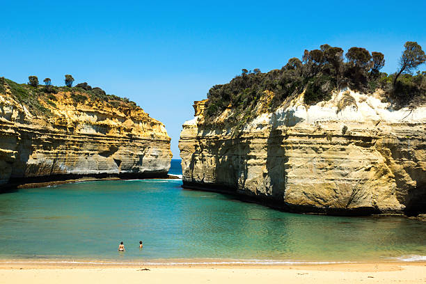 piękna plaża w great ocean road, australia - london arch great ocean road cliff australia zdjęcia i obrazy z banku zdjęć