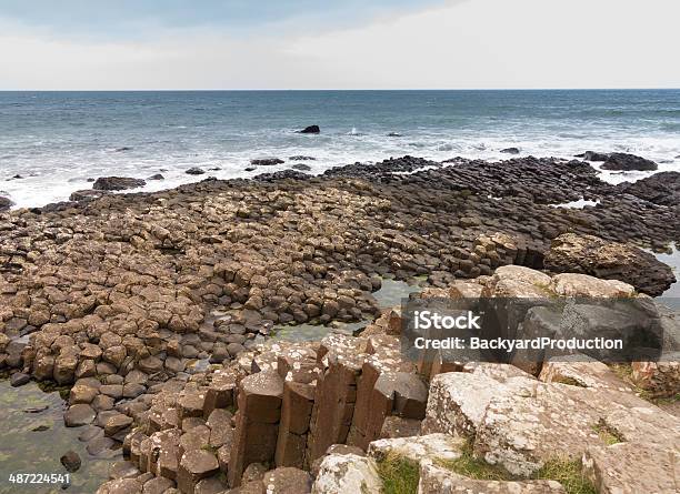 Insolito Geologia Al Giants Causeway Irlanda - Fotografie stock e altre immagini di Acqua - Acqua, Ambientazione esterna, Basalto