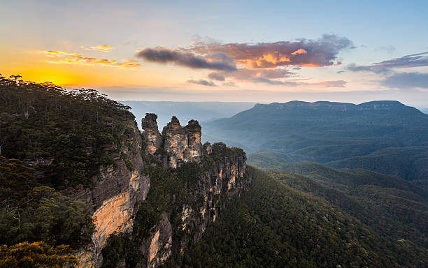 Sunrise from Echo Point in Blue Mountains Australia Rising sun illuminates the Three Sisters rock formation in the valley from Echo Point overlooking the majestic Blue Mountains near Sydney NSW Australia blue mountains australia photos stock pictures, royalty-free photos & images