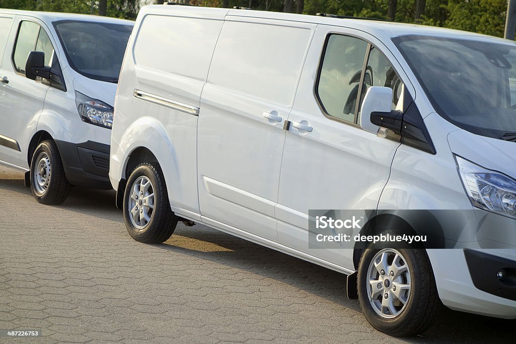 Bianco Tranporters al parcheggio öot - Foto stock royalty-free di Ambientazione esterna