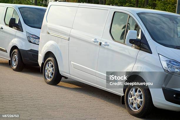 Bianco Tranporters Al Parcheggio Öot - Fotografie stock e altre immagini di Ambientazione esterna - Ambientazione esterna, Autotreno, Composizione orizzontale