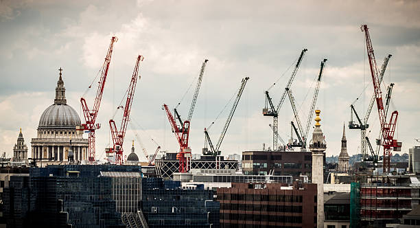 st pauls cathedral und der cranes auf die skyline von london - england cathedral church architecture stock-fotos und bilder