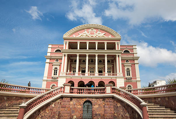 amazon teatro com céu azul e casa de ópera em manaus, brasil - 1896 imagens e fotografias de stock