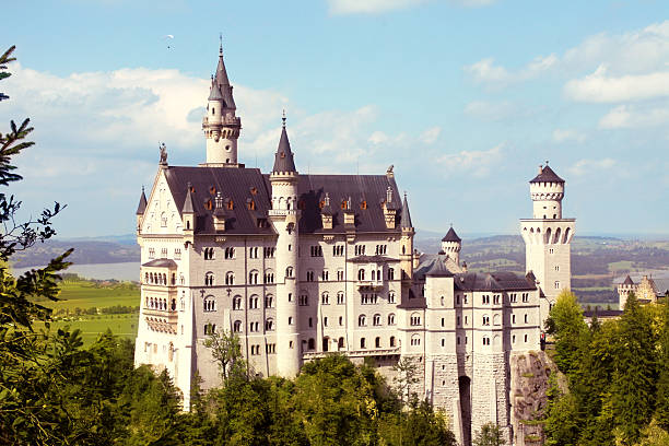 château de neuschwanstein dans les alpes bavaroises, en allemagne - germany fort castle german deutschemarks photos et images de collection