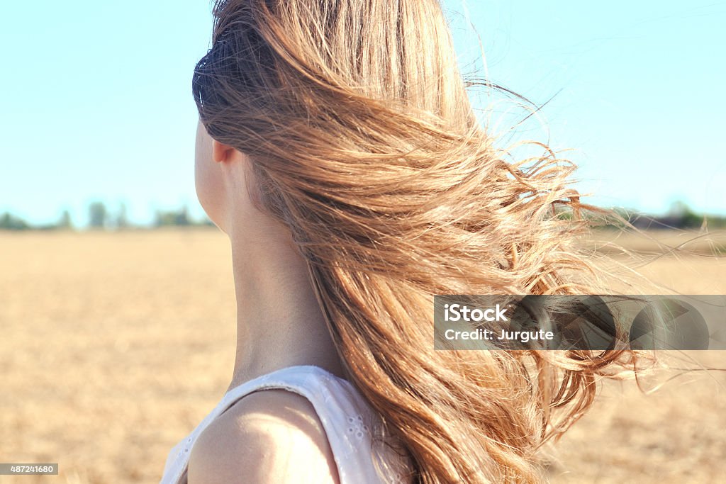 Wind zaubert durch junge Mädchen Haare - Lizenzfrei Blondes Haar Stock-Foto