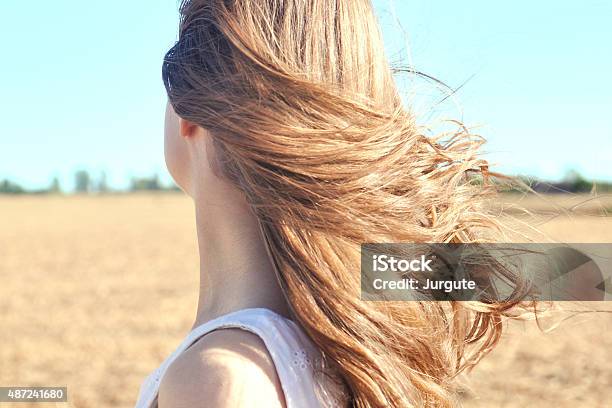 Wind Zaubert Durch Junge Mädchen Haare Stockfoto und mehr Bilder von Blondes Haar - Blondes Haar, Wind, Sommer