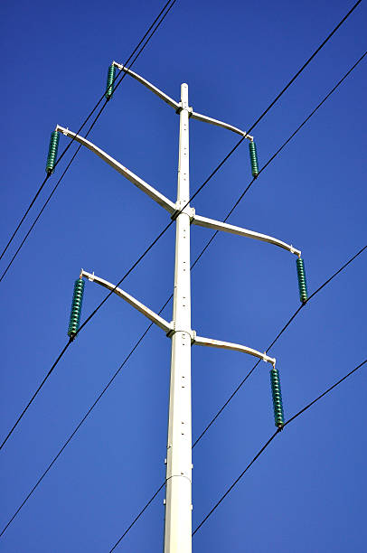 power lines vor blauem himmel - nonconductor stock-fotos und bilder